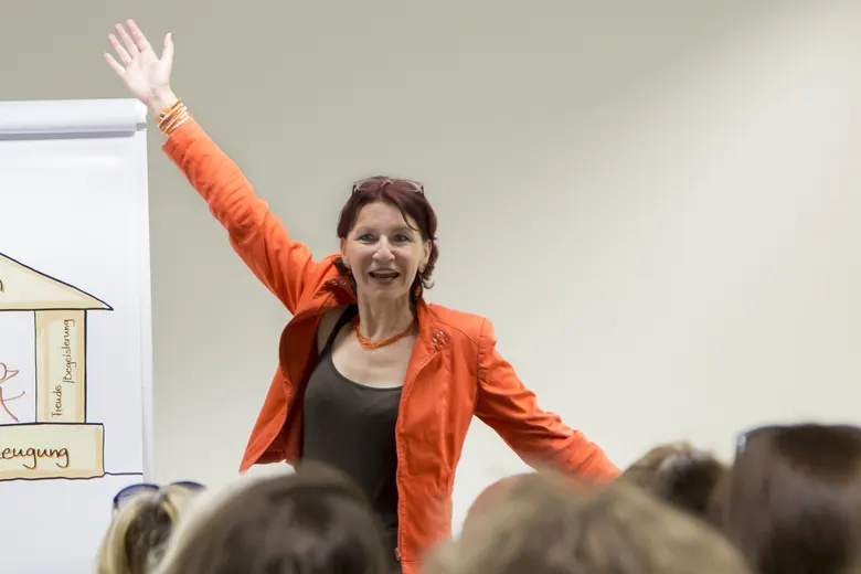 Silvia Ziolkowski am Flipchart mit dem Zukunftshaus