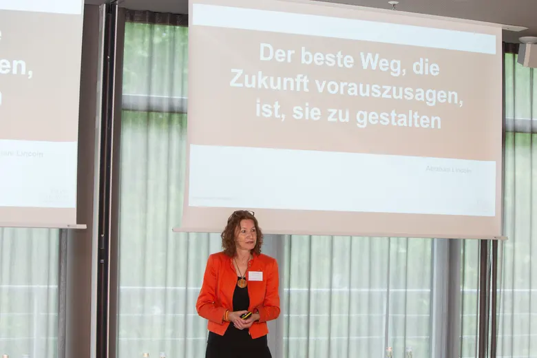 Silvia Ziolkowski bei einem Vortrag