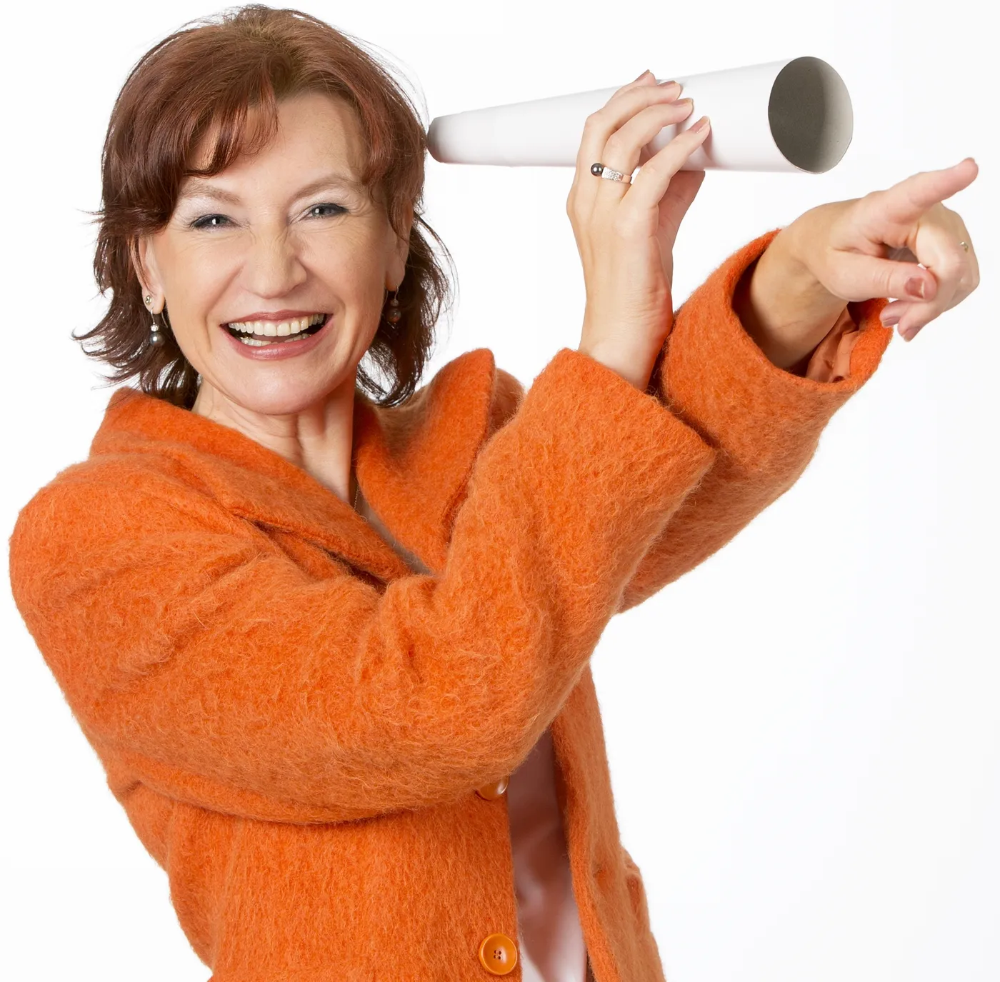 Silvia Ziolkowski lacht, hält ein Fernrohr aus Papier und zeigt nach rechts.