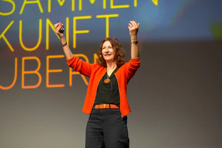 Silvia Ziolkowski auf der Bühne der GSA Convention 2025, die Arme erhoben
