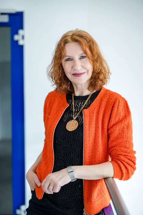 Silvia Ziolkowski am Geländer, Blick in die Kamera
