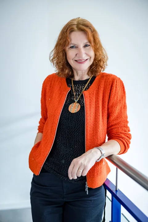 Silvia Ziolkowski stehend am Geländer