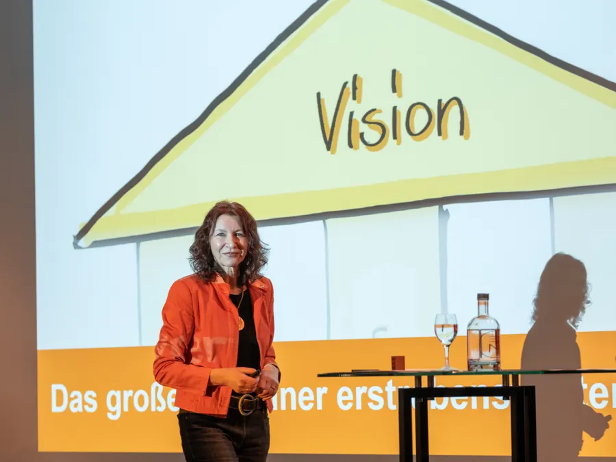 Silvia Ziolkowski vor der Projektion des Zukunftshauses